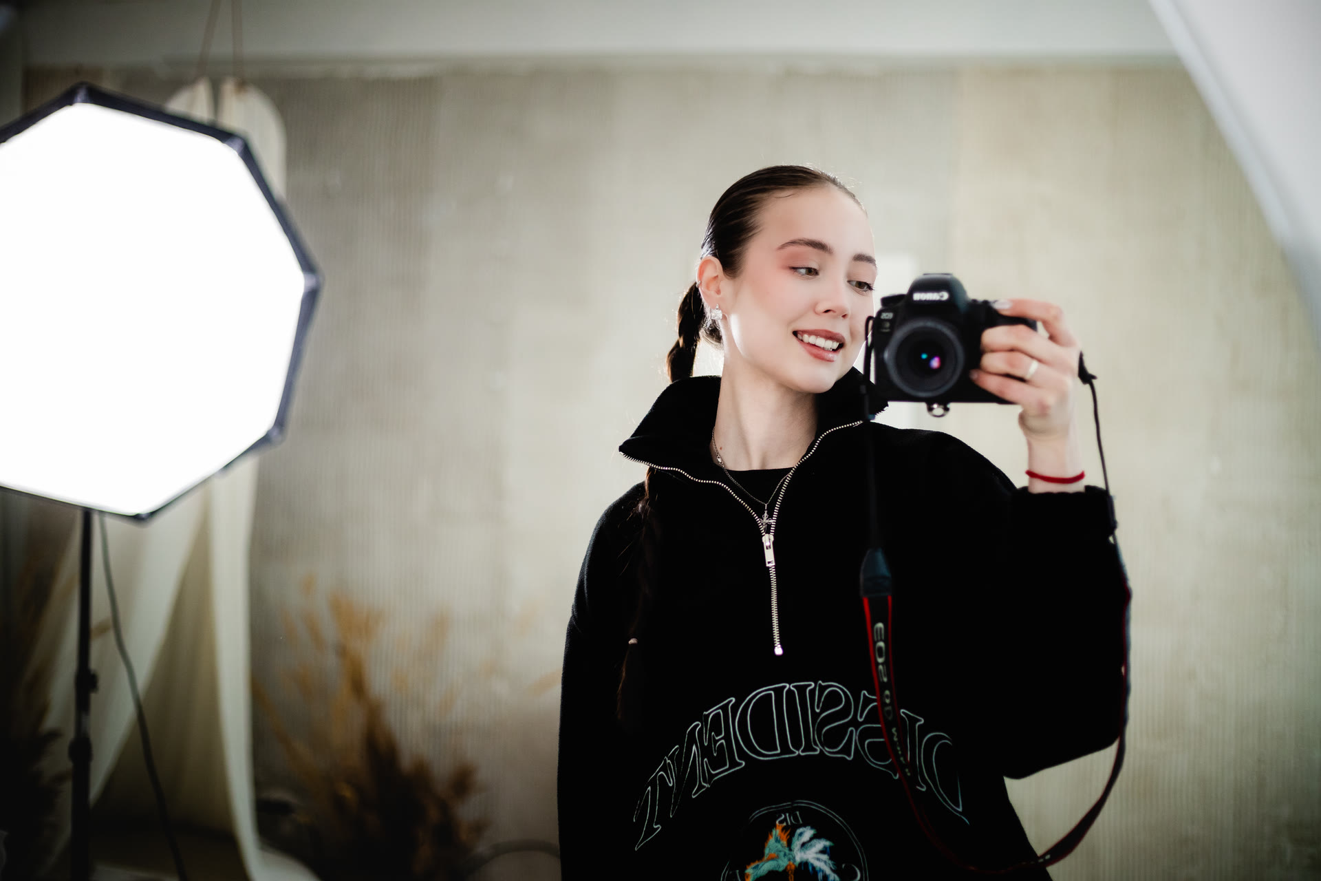 Фотограф Арина с камерой